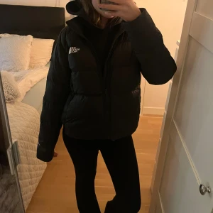 The north face jacka! - Supersnygg puff jacka från the north face, perfekt till vintern! Inga defekter och är använd fåtal gånger. Stl L men passar mig som har S vanligtvis , hör av dig vid frågor eller fler bilder💗pris kan diskuteras!