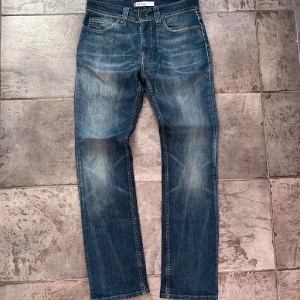 Levi's 511 blå - Störts najs tvätt på dom här, passar mig som vanligtvis har 32/33 ish. Riktigt fina o storleken på lappen är 34/34