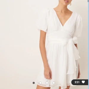 Studentklänning från ginatricot  - Säljer nu min studentklänning från ginatricot som var väldigt efterfrågat och är helt slutsålt, bara använt på studenten och inga defekter eller så på den. Den säljs för ungefär 750 kronor på andra hemsidor. 