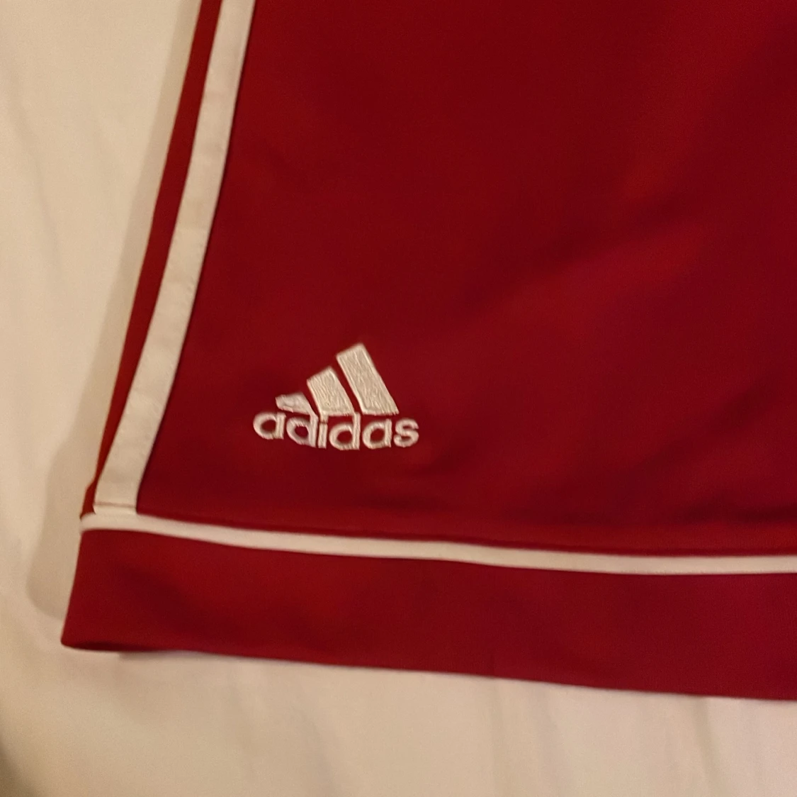 Röda Adidas shorts med vita ränder - 2
