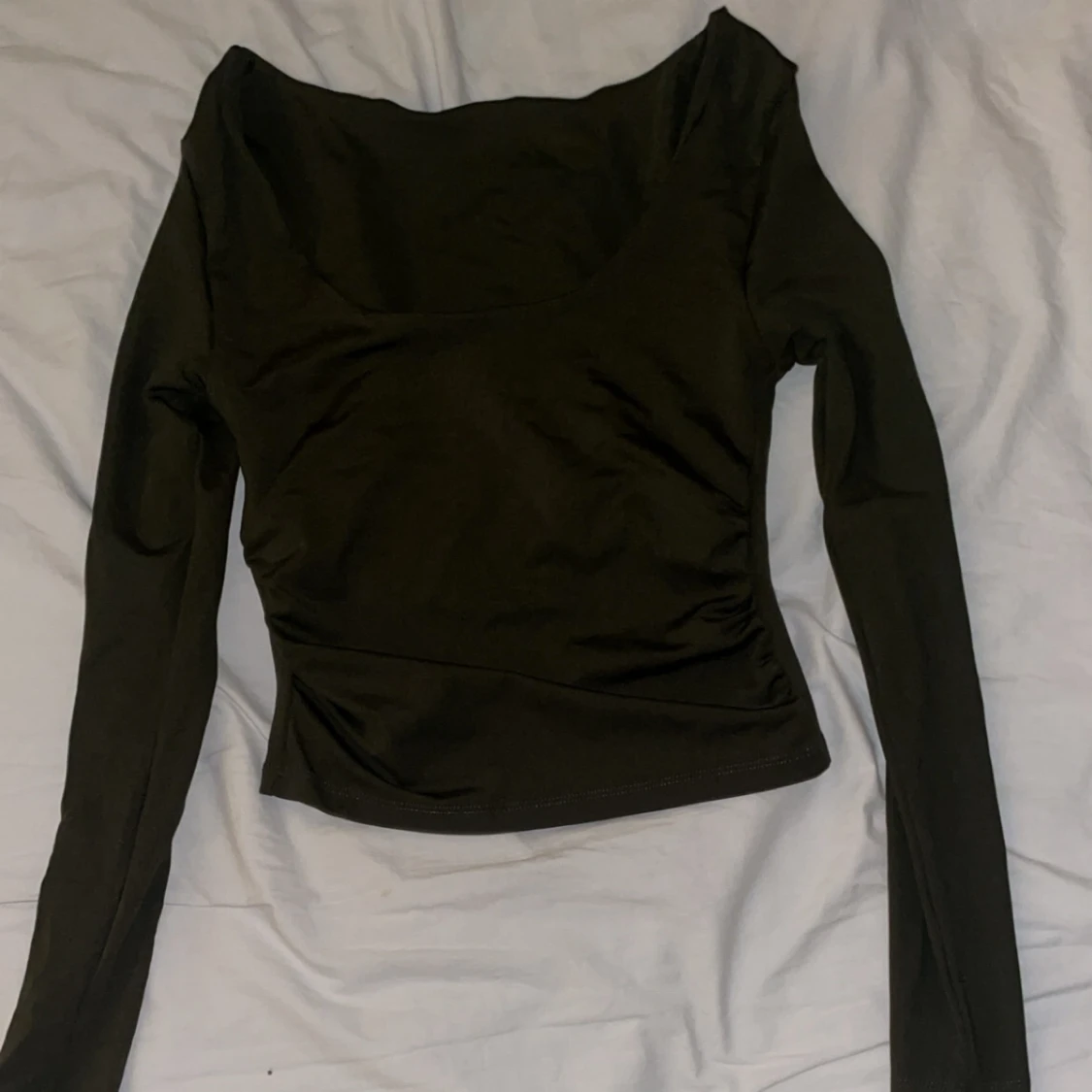 Mörk grön långärmad topp med bred hals