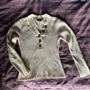 Beige topp - Mycket bekvämt ribbat material men uppknäpp bara knappar. Knappt använd och perfekt för vintern
