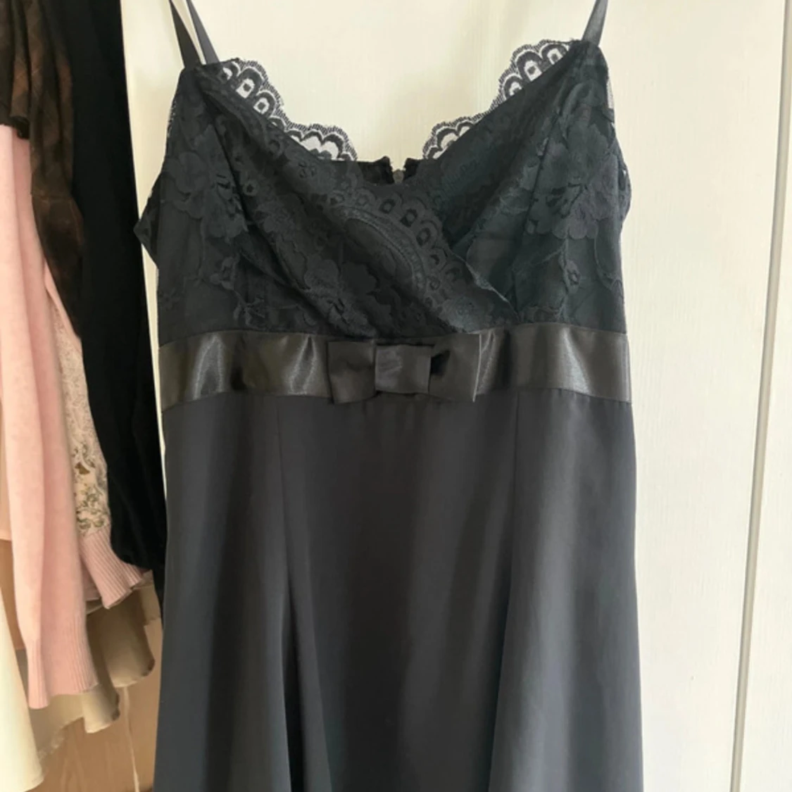 Svart klänning med spets och rosett