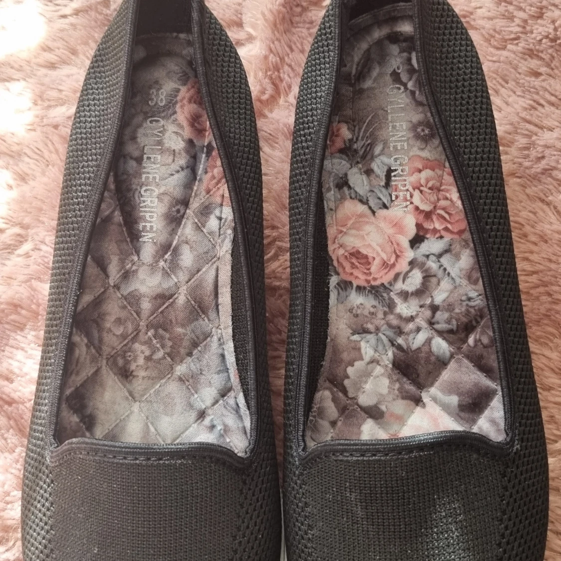 Svarta ballerinaskor med blommigt foder - 2