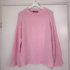 Rosa stickad tröja  - Supermysig ljusrosa stickad tröja från lager 157. Tror inte den säljs längre! Har använt den en gång💕💕