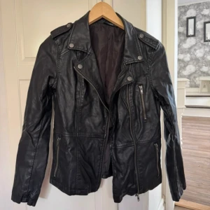 Svart skinnjacka  - Svart imitations skinnjacka från Kappahl i storlek XS. Bra skick.