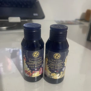 Yves Rocher duschgel duo 50ml - Två duschgeler från Yves Rocher: Grenade Magnolia (granatäpple & magnolia) och Vanille d'Orchidée (vanilj & orkidé). Perfekt storlek för resan, 50 ml per flaska. Fräscha och trendiga dofter för dig som vill ha något nytt i duschen.