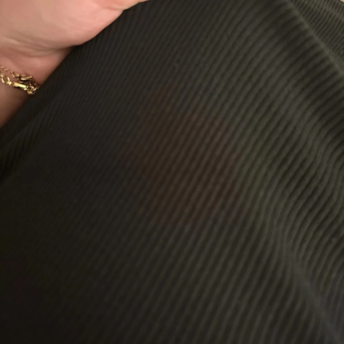 Svart ribbad kortklänning med puffärm - 1