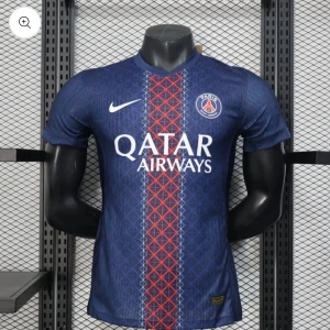 PSG blå fotbollströja Nike - Snygg PSG fotbollströja från Nike i marinblått med rött och vitt geometriskt mönster längs mitten. Tröjan har korta ärmar, rund hals och Paris Saint-Germain-logga på bröstet. Materialet är lätt och andas, perfekt för match eller träning.