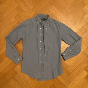 Ljusblå Ralph Lauren skjorta - Säljer min ljusblå Ralph lauren skjorta pga ingen användning. Den är i storlek M, färgen är ljusblå. Den har inga defekter, bara att komma prisförslag!