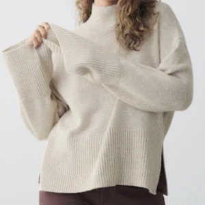 Stickad tröja  - En stickad tröja från Gina tricot den har en slits på båda sidorna och är nästan oanvänd. Original priset är 500kr men jag säljer den för 309kr För fler frågor eller nogranare bilder tveka inte skriv till mig så löser jag det. 