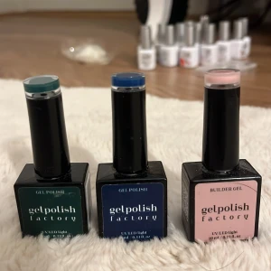 Gelpolish Factory nagellack 3-pack - Tre snygga gelnagellack från Gelpolish Factory i färgerna mörkgrön, marinblå och ljusrosa builder gel. Flaskorna är svarta med fyrkantig form och har tydliga färgmarkeringar på locket. Perfekt för dig som vill ha trendiga och hållbara naglar. Dom är halv fulla!