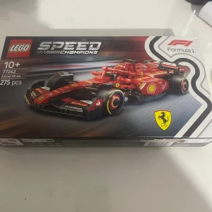 LEGO Speed Champions Ferrari SF-24 77242 - Byggsats med 275 delar för att skapa en detaljerad Ferrari SF-24 Formel 1-bil. Passar för åldrar 10+. Oöppnad och i nyskick, perfekt för samlare och bilentusiaster. Innehåller autentiska Ferrari- och F1-dekaler.