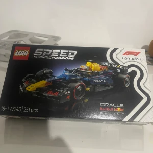 LEGO Speed Champions Oracle Red Bull Racing F1 - Byggsats med 251 delar för att skapa en detaljerad Red Bull Racing F1-bil. Passar för vuxna och samlare (18+). Oöppnad förpackning i nyskick, perfekt för bilentusiaster och LEGO-fans.