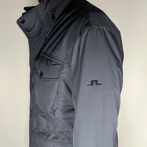 J.Lindeberg field jacket - Säljer en riktigt snygg och trendig J.Lindeberg field jacket i fint skick, storlek M, vid frågor är det bara att skriva //Gramenti