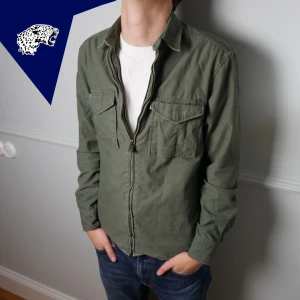 FARELL ZIP TRÖJA - Riktigt snygg Farell zip / overshirt tröja | Skick: 8.5/10 | Strl: S | Modellen är 182 cm | Hör av dig vid intresse eller om du undrar någonting! 