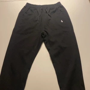 Svarta mjukisbyxor Polo Ralph Lauren  - Svarta mjukisbyxor från Polo Ralph Lauren i storlek 2XL i barn storlek alltså typ M
