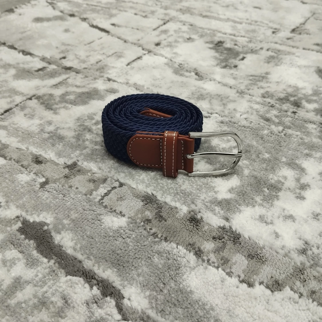 Mörkblå flätat bälte med skinn-detaljer