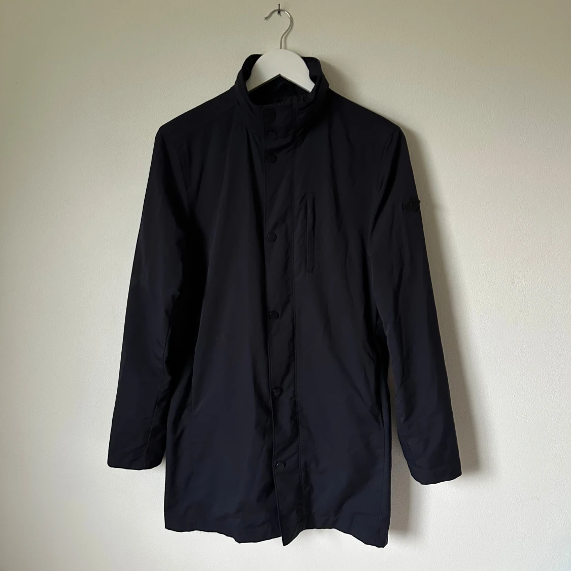 Mörkblå rock från J.Lindeberg, storlek S