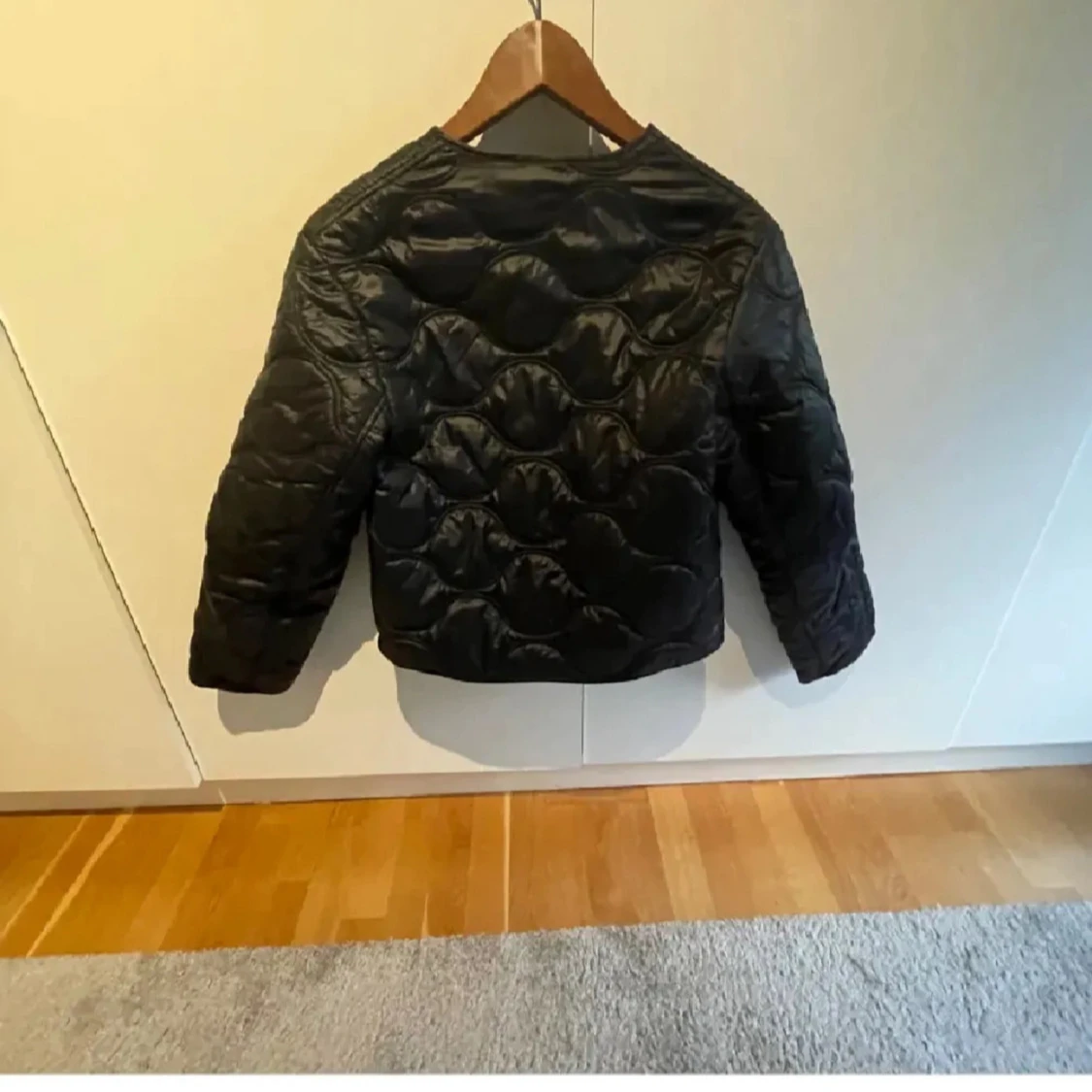 Svart quiltad pufferjacka från - 1