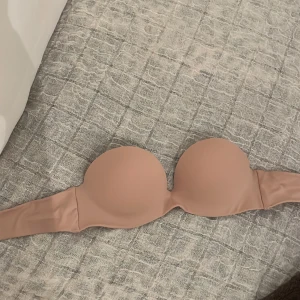 Bh - Bh utan band HELT oanvänd, beige, finns band till att sätta på. Pris diskuterbart 🤗