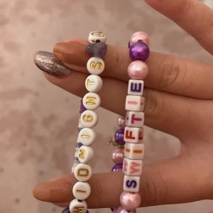 Taylor Swift swiftie & midnights pärlarmband - Taylor Swift pärlarmband 'SWIFTIE' och 'MIDNIGHTS' ✨💜SWIFTIE EDITION💜✨