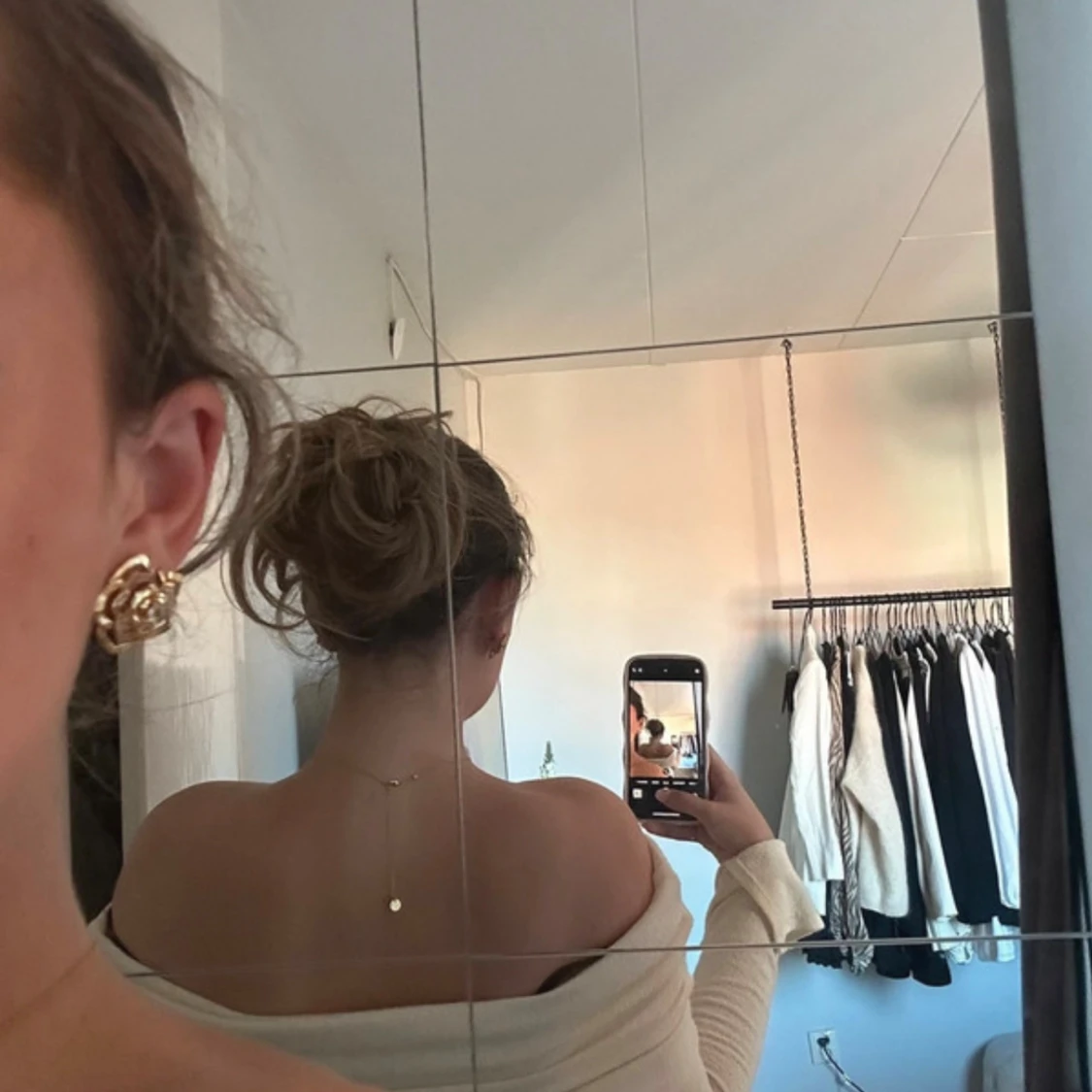 Offshoulder ljusbeige stickad tröja - 2