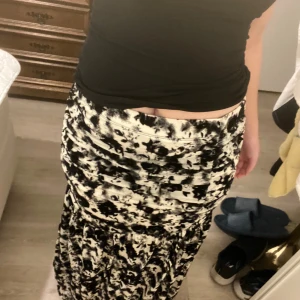 Långkjol med ros mönster i sammet  - Världens vackraste kjol som är sååå himla elegant och ger Italien vibes. Den är uppbyggd av 2 tyglager, det ena är ett mjukare krämvit tyg och det andra är ett mesh material med ett super vackert sammet liknande ros mönster på. Aldrig använd med lappen kvar! Passar till mer festliga samanhang som bal eller bröllop och på semestrar. Den är i storlek L, men passar mig som är M bra. Den är lång på mig som är ungefär 170cm🖤🤍🖤 säljer matchande topp till i min profil!!