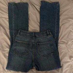 Blåa bootcut jeans - Super snygga jeans med bootcut-passform och hög midja. 