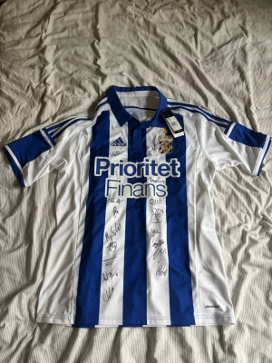 IFK Göteborg matchtröja - Säljer en  IFK Göteborg matchtröja från Adidas med klubbmärke, sponsortryck och flera autografer på framsidan. Har aldrig använt i ett nytt skick.