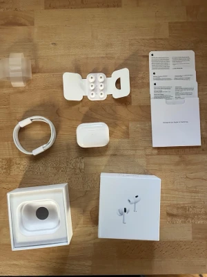 AirPods Pro 2 - Säljer ett par Apple AirPods Pro i vitt med laddningsetui, extra silikonpluggar, laddningskabel och originalförpackning. Allt är i snygg och stilren design, perfekt för dig som vill ha trådlösa hörlurar med grym ljudkvalitet och brusreducering.