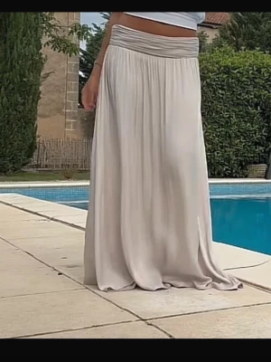 Beige långkjol från zara - Säljer denna fina slutsålda långkjolen från Zara! Storlek s!💕