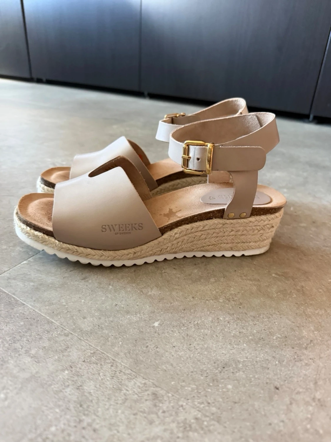 Beige platåsandaler med kilklack - 1