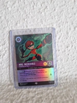 Mrs. Incredible Disney Lorcana (epic) - Unikt samlarkort från Disney Lorcana med Mrs. Incredible i röd och svart superhjältedräkt. Kortet har holografisk finish och färgstark design med tydliga stats och specialförmåga. Perfekt för dig som gillar strategispel och samlarkort.