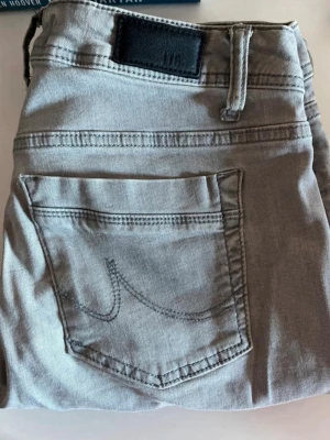 LTB jeans, lågmidjade  - Säljer ett par snygga LTB jeans i modellen Valerie Low Rise Bootcut, storlek W28/L34. Färgen är en fin ljusgrå ton som passar till det mesta.  Jeansen är i bra skick utan större slitningar.  Köpta second hand, men aldrig använda. Bootcut-modellen ger en smickrande passform och är perfekt både till sneakers och boots.  Jag är ca 170 cm lång och de är lite lite långa.  Originalpris: 1 299 kr  Hör av dig vid frågor 💕