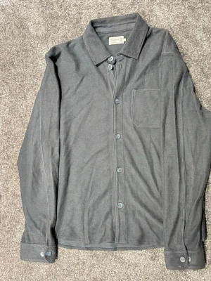 Mörkblå overshirt från Morris - Mörkblå overshirt från Morris. Använd knappt. Nypris ca 2000kr. Storlek L.