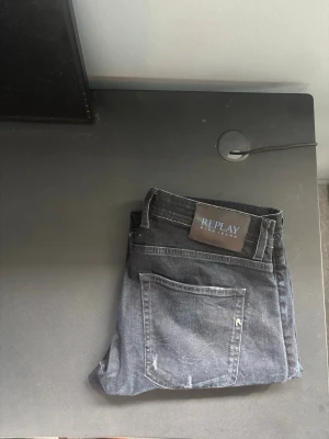 Mörkblå jeans från Replay - Snygga mörkblå jeans från Replay med klassisk femficksdesign och raka ben. Jeansen har en diskret tvätt och tydlig Replay-lapp bak i midjan. Perfekta för dig som gillar stilrena och tidlösa jeans.