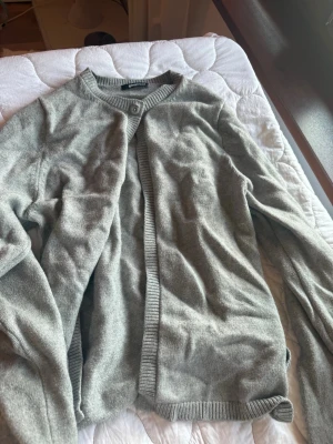 Grå one button cardigan - Köpt från Gina använts vid fåtal tillfällen inte hittat några defekter.