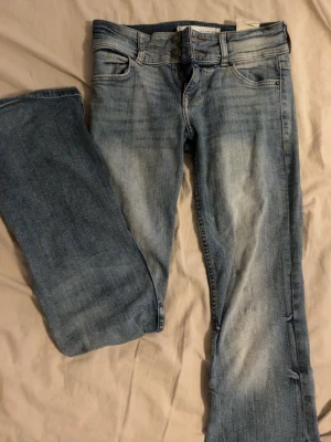 Blå jeans  - Jättefina jeans från bershka. Två knappar upptill 
