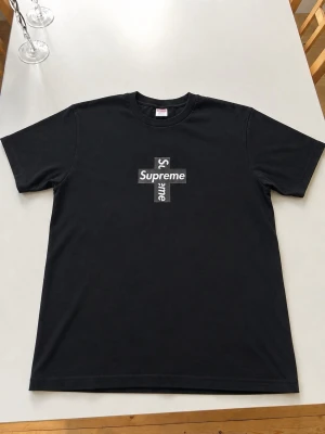 Supreme T-shirt - Supreme T-shirt i fint skick  Storleken L