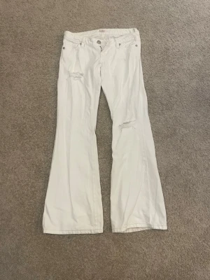 Vita jeans från gina tricot - Säljer ett par fina vita jeans från gina 14+ i storlek xs, de är inte använda jätte mycket men kan vara lite upptrampade annars väldigt bra skick. Pris kan även diskuteras 🩷