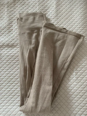Beige ribbade leggings Aim'n - Säljer ett par snygga beige ribbade leggings från Aim'n. De är sydda i ena innerbenet lite, köpt från vinted men ej använt