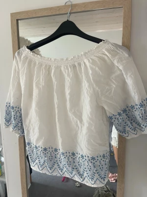 Offshoulder topp - Offshoulder topp med blå detaljer