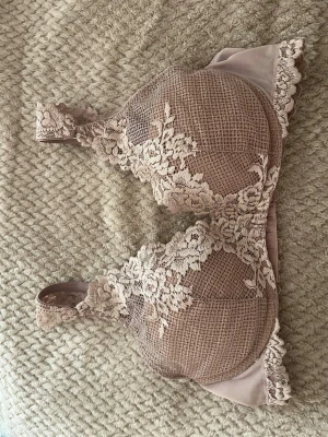 Intimissimi Bh Giorgia  - Push up med fin blommig spets. Jag har klippt av lappen därav tog jag kort på Intimissimi märket som sitter ibak, gammelrosa fin färg som inte finns längre på hemsidan. I storlek 75B och endast använd få gånger. Priset kan självklart diskuteras 💕