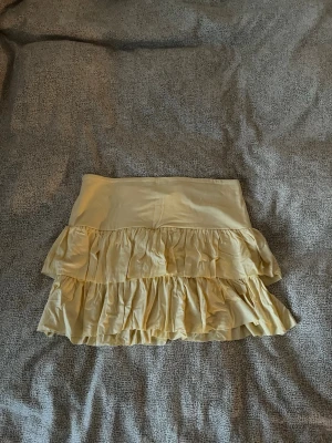 Beige volangkjol med resår - Supersöt beige kortkjol med dubbla volanger och bred resår i midjan. Kjolen har en lätt och luftig känsla. ganska stretchig 💛
