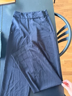 Svarta kostymbyxor Bik Bok | 34 🖤 - Snygga svarta byxor från Bik Bok 🖤 Storlek 34. Enkla och stilrena, passar både till vardags och finare outfits. Säljer då de inte kommer till användning! 💌 Pris kan diskuteras, kom gärna med bud.
