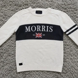 Stickad Morris tröja ~ NYSKICK - Säljer denna riktigt snygga Morris tröja i strl M Skick / NYSKICK Hör gärna av er vid frågor⭐️