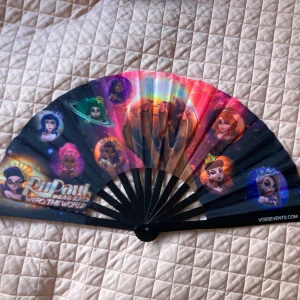 RuPaul’s Drag Race Werq The World solfjäder - Stor solfjäder köpt i merch store på RuPaul’s Drag Race Werq The World turné 2019. Aldrig använt har bara varit ihopfälld hemma.