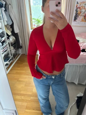 Röd v-ringad topp med lång ärm - Säljer en supersöt röd topp med v-ringning och lång ärm 🌹 