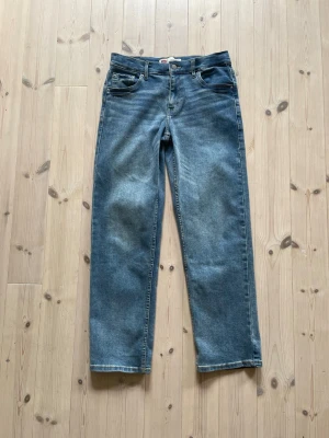 Blå Jeans - Levis - Blåa jeans från Levis i storlek 16A, modell: Loose Taper.                                                                    Aldrig använda. Pris går att diskutera. 